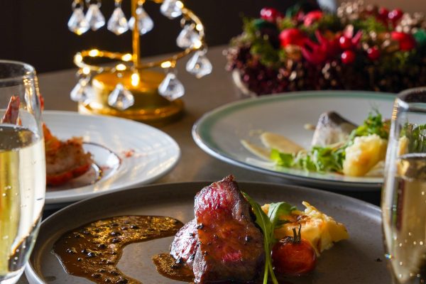【クリスマスディナー2025】Xmasを彩る 肉魚のWメインに特製Xmasデザートなど全6皿（12/20～25限定）の画像